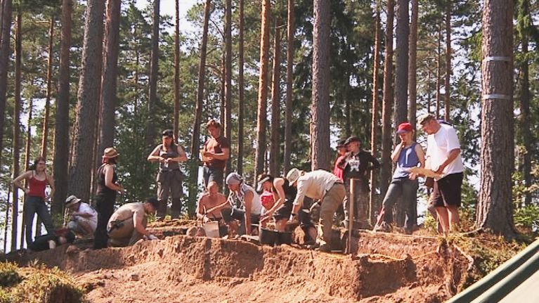 Opiskelijat tutkivat maata.