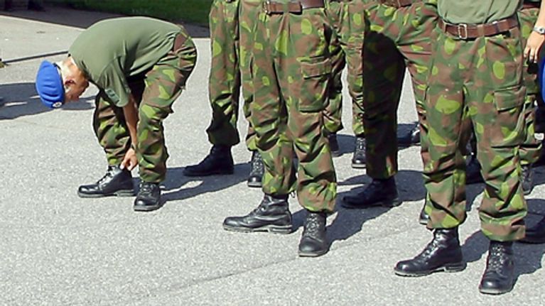 Varusmiehiä varsikengät jalassa