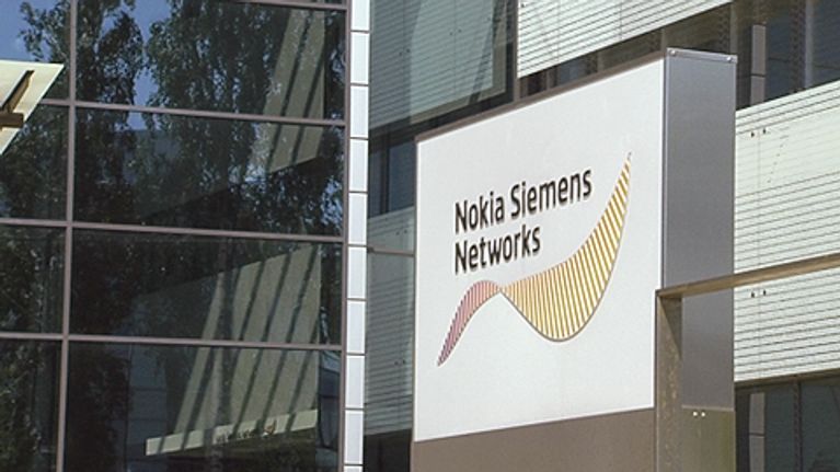 Nokia Siemens Networksin kyltti talon ulkopuolella