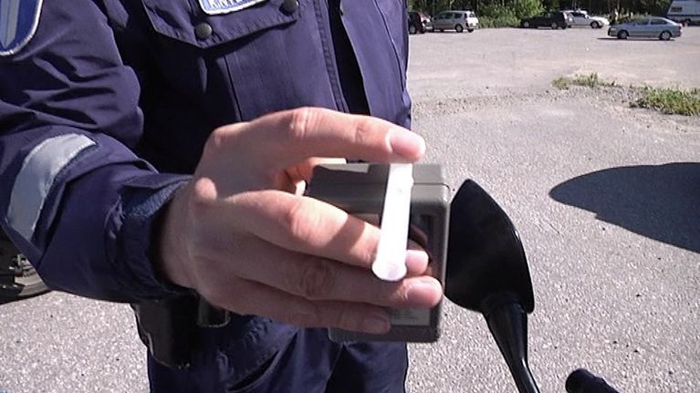 Poliisi puhalluttaa.