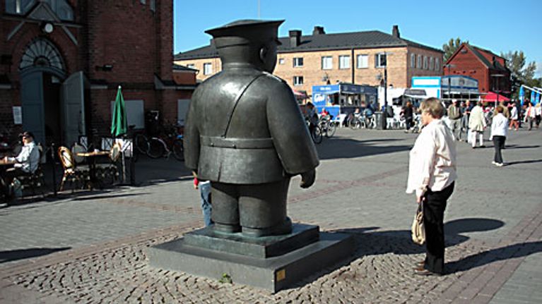 Toripolliisi pysähdyttää ohikulkijan jos toisenkin.