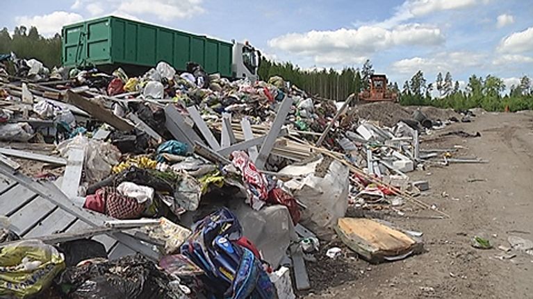 Jätettä kaatopaikalla: lautoja, aidankappale jne.