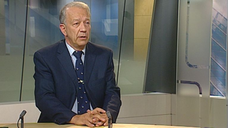 Pekka Puska uutisstudiossa