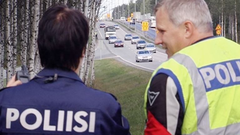 Poliisit mittaavat autojen nopeuksia Hämeenlinnan väylän pientareella.
