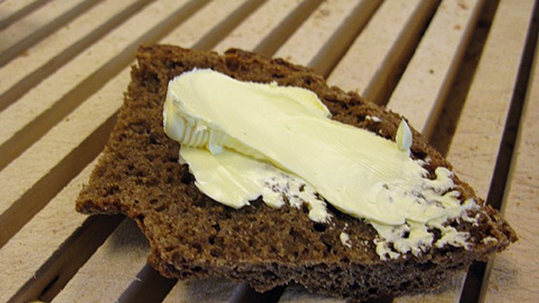 Margariinia ruisleivän päällä.