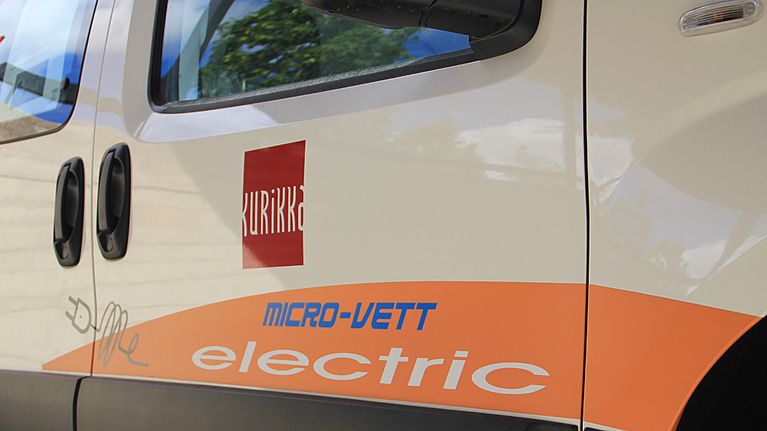 Kuvassa Kurikan kaupungin sähköauto Elvin kylkeä. 