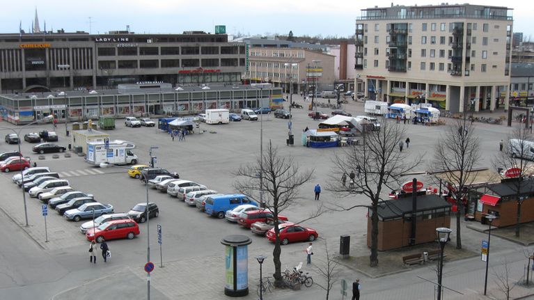 Keväinen Joensuun tori, jossa muutama myyntikoju.