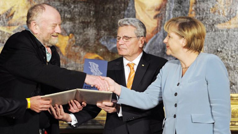 Angela Merkel  ja Joachim Gauck onnittelevat  Kurt Westergaardia M100 - mediapalkinnon johdosta keskiviikkona.