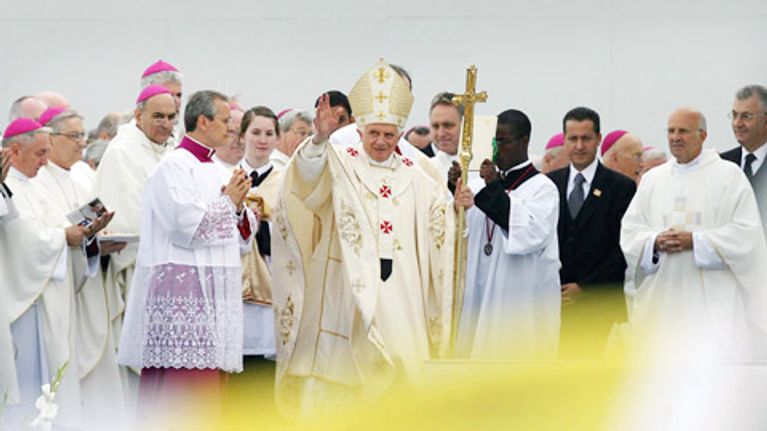 Paavi Benedictus XVI tervehtii ulkoilmamessuun osallistujia Birminghamissa.