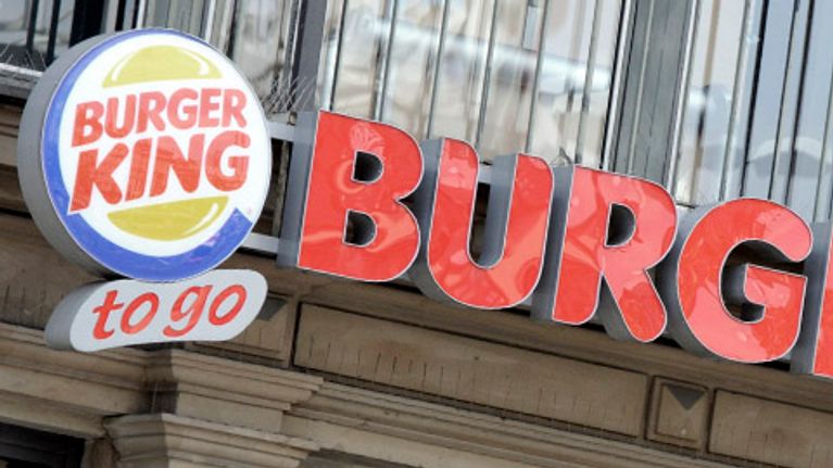 Burger King hampurilaisravintolan mainoskyltit.