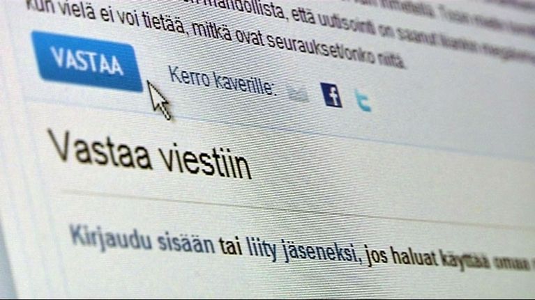 Nettikeskustelu avoinna tietokoneen ruudulla.