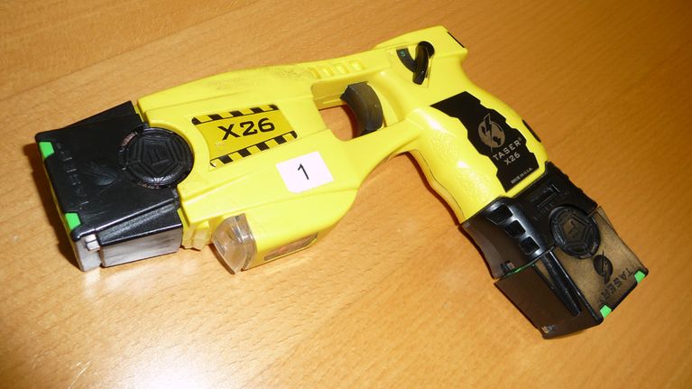 Poliisin käyttämä sähköase.