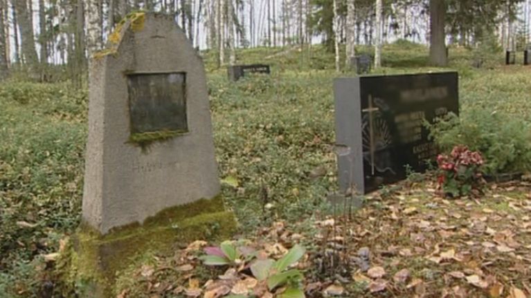 Hautakiviä hautuumalla.