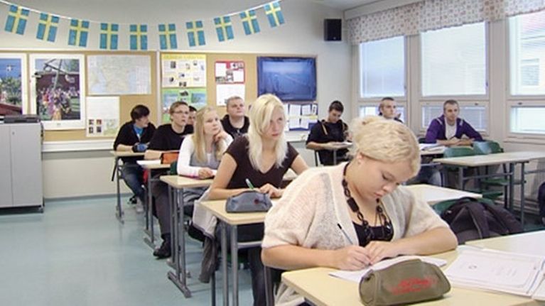 Ruotsin kielen opiskelua yläasteella.