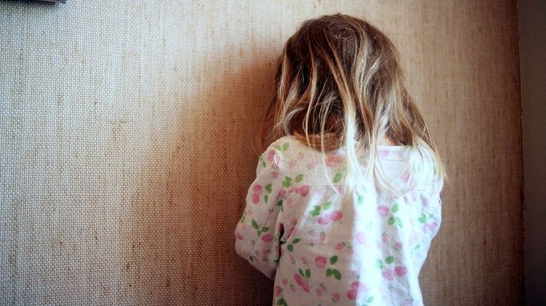 Annetaanko teillä luunappeja? Hyväksytkö lapsen tukistamisen? | Yle