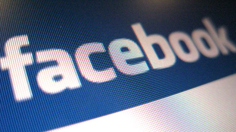 Facebookin logo tietokoneen ruudulla