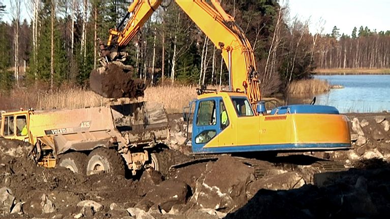 Maanrakennustöitä kuivatusaltaita varten. 