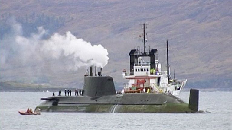 Pelastusalukset auttamassa karille ajaneen ydinsukellusvene HMS Astuten irroituksessa.