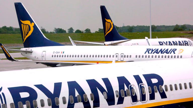 Kolme Ryanairin konetta kentällä.