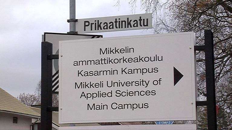 Mikkelin ammattikorkeakoulun Kasarmin Kampuksen kyltti.