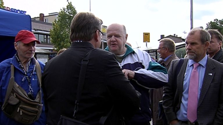 Puheenjohtaja Timo Soini tapaamassa kannattajiaan
