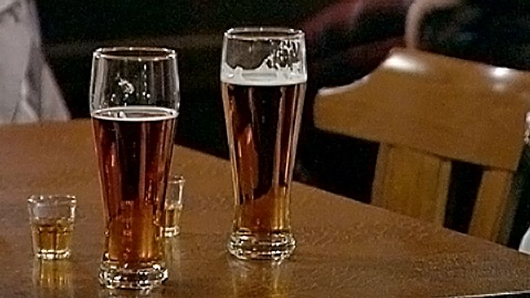 Kaksi oluttuoppia ja kaksi viskipaukkua ravintolan pöydällä