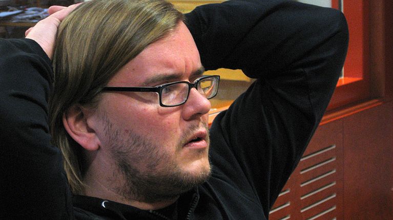 Kuvassa Miesten vuoro- elokuvan ohjaaja ja käsikirjoittaja Mika Hotakainen.