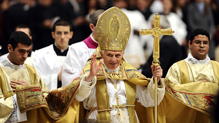 Paavi Benedictus XVI kohottaa kätensä tervehdykseen.