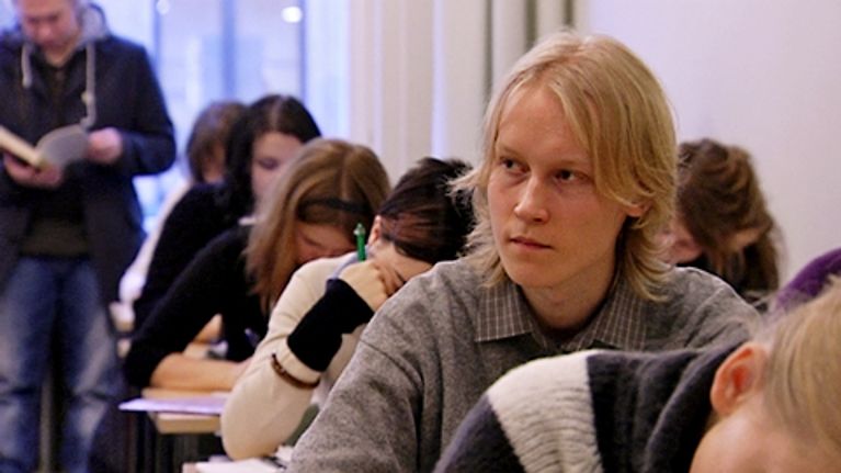 Risto Tiihonen kuuntelee luennoitsijaa yliopiston luennolla.