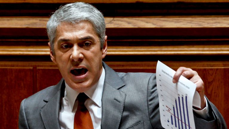 Portugalin pääministeri Jose Socrates puhuu maansa parlamentissa.