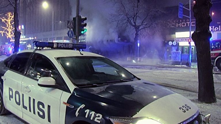 Poliisiauto tulipalopaikalla Hämmeenkadulla.