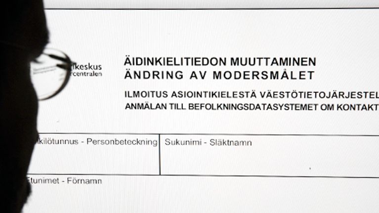 Mies katsoo äidinkielitiedon muuttaminen  -lomaketta.