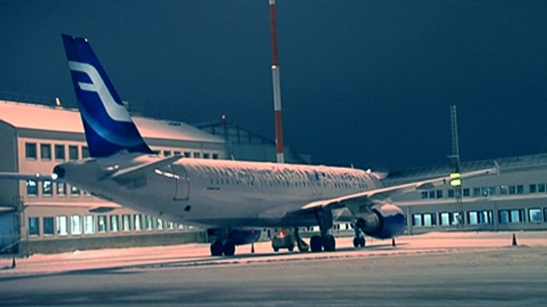 Lumen peittämä Finnairin lentokone Helsinki-Vantaan lentokentällä