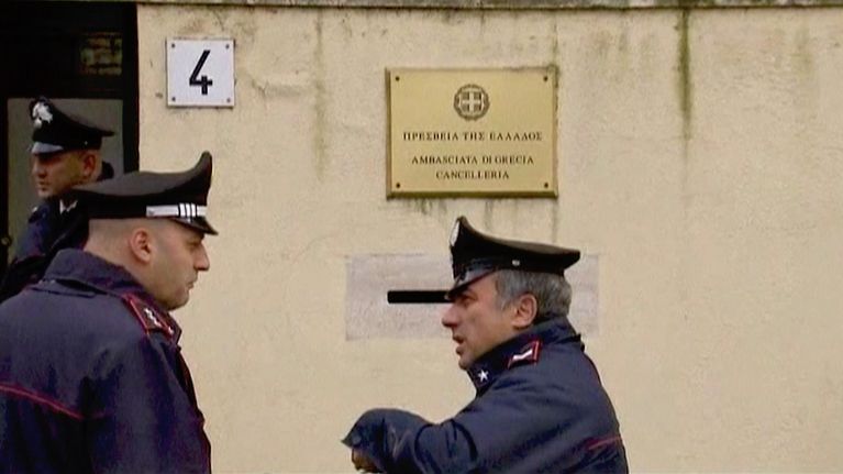 Italialaisia poliiseja partioi Kreikan lähetystön ulkopuolella.