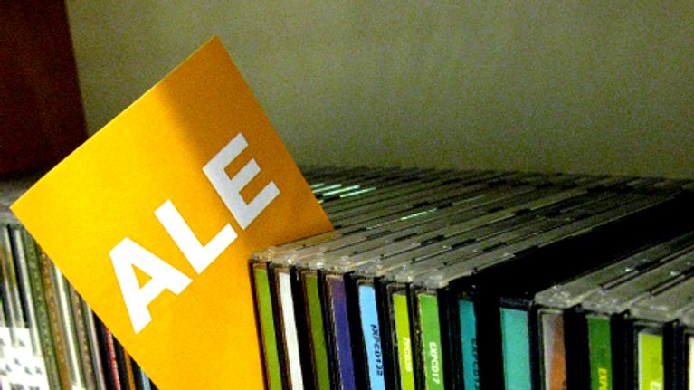 CD-levyjä alehyllyssä.