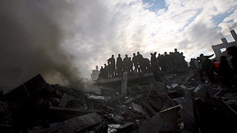 Palestiinalaisia lähellä Hamas-johtaja Nizar Rayanin tuhoutunutta taloa 1. tammikuuta.