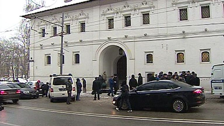 Tshetshenian sodan väärinkäytöksiä tutkinut asianajaja sekä hänen seurassaan ollut toimittaja ammuttiin Moskovassa 19. tammikuuta.