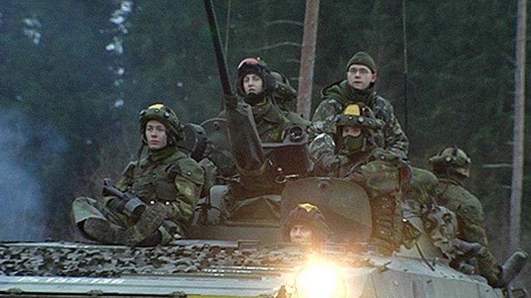 Sotilaita panssarivaunun kyydissä