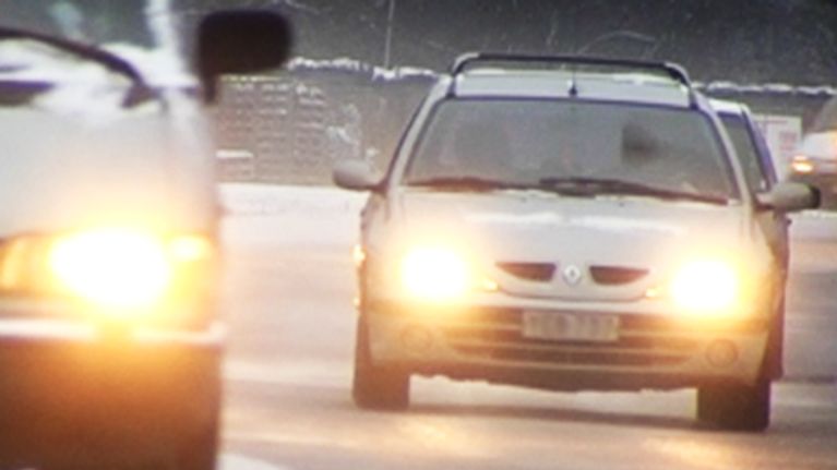 Henkilöautoja liikenteessä