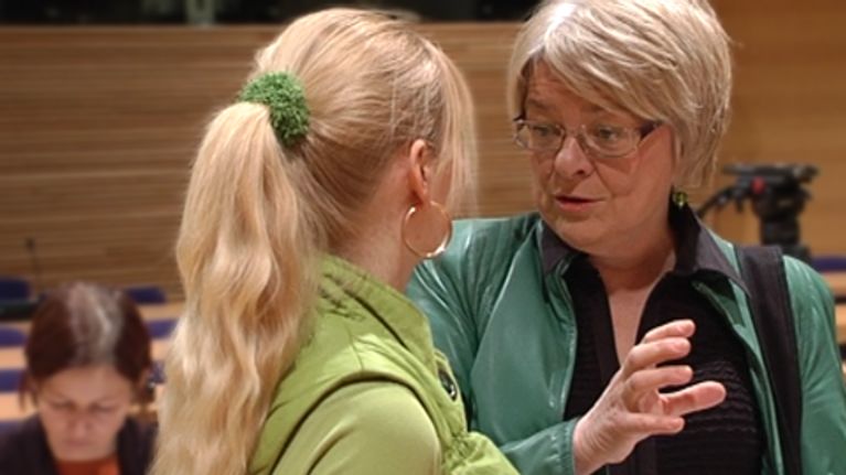 Vihreiden puheenjohtaja Tarja Cronberg keskustelee kansanedustaja Janina Anderssonin kanssa.