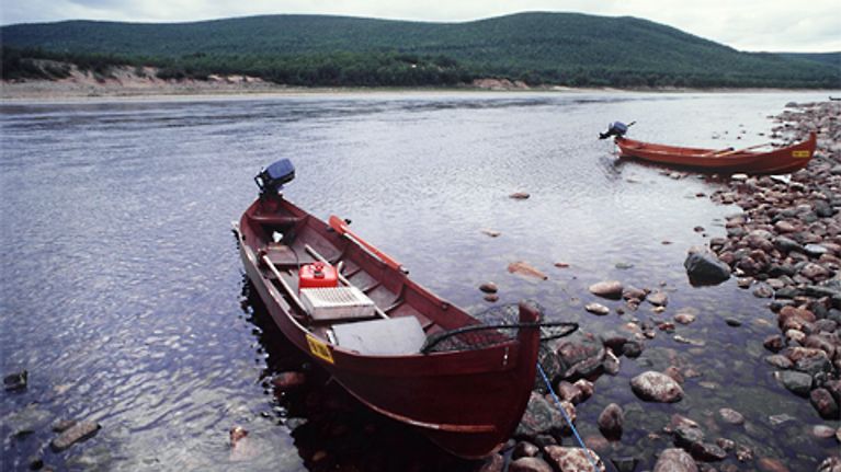 Lohenkalastusvene Tenojoen rannassa.