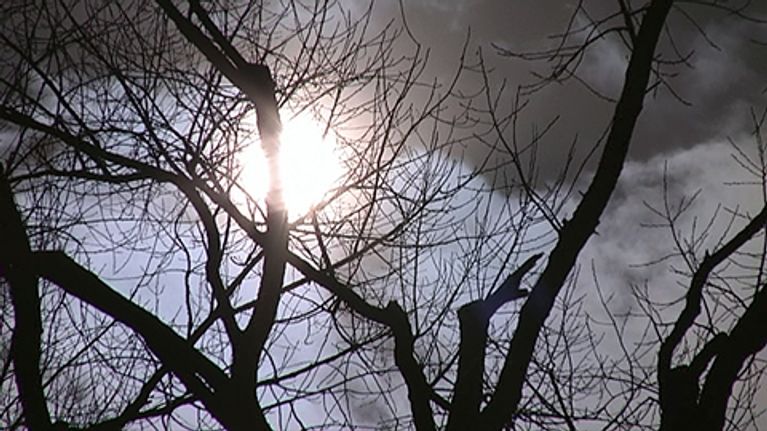 Aurinko paistaa pilven takaa.
