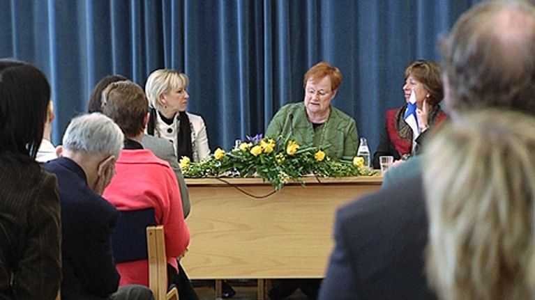 Tarja Halonen (kesk.) ja Margot Wallström (vas.)