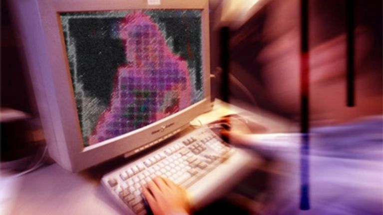 Naisen hahmo tietokoneen monitorilla