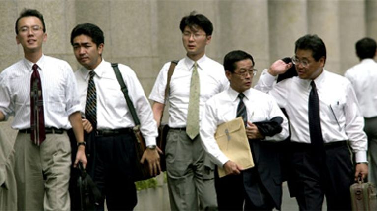 Japanilaisia "salarymaneja" Tokiossa