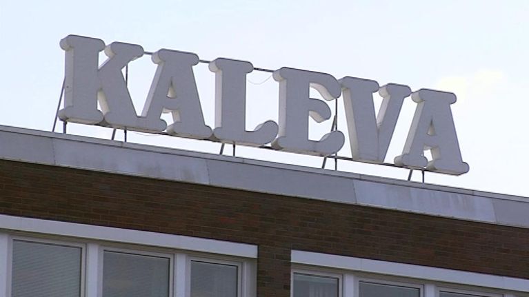 Kalevan toimituksen katolla on kyltti, jossa lukee Kaleva.