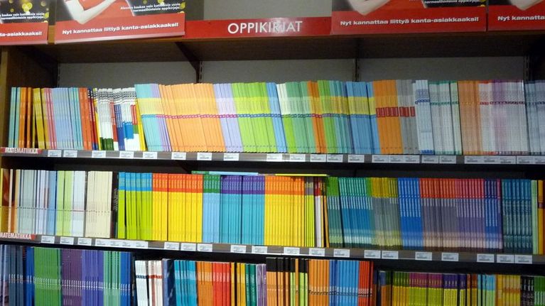 Oppikirjoja kirjakaupassa.