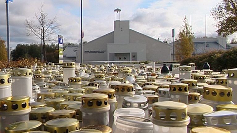 Kynttilöitä koulun edustalla