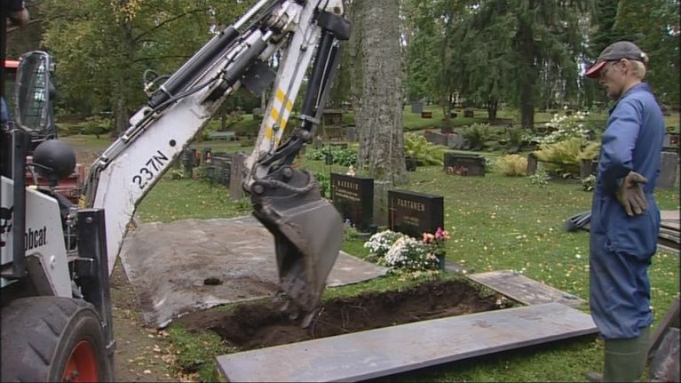 Hautaa kaivetaan koneella.