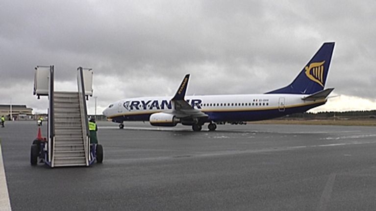 Ryanairin matkustajalentokone lentokentällä.